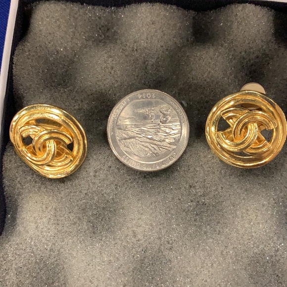 Vintage Chanel monogram Gold Plated Button CC earrings from 1996 - Picture 5 of 5